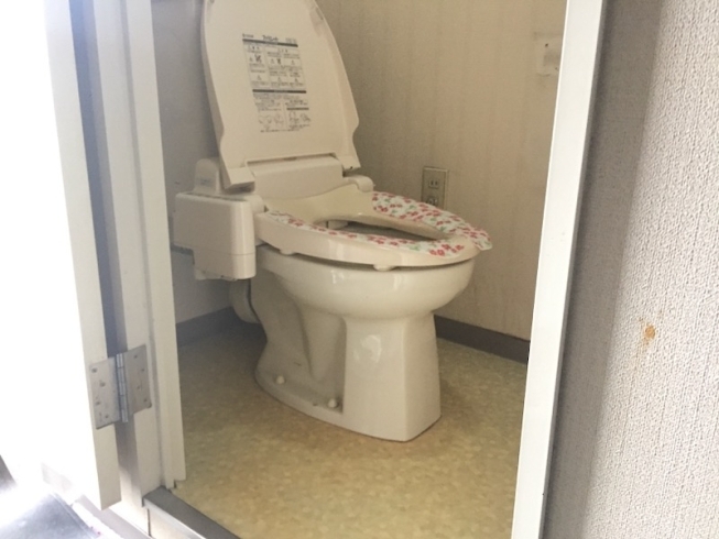 工事前のトイレ「ひとときでもハワイを感じたいトイレのリフォーム」