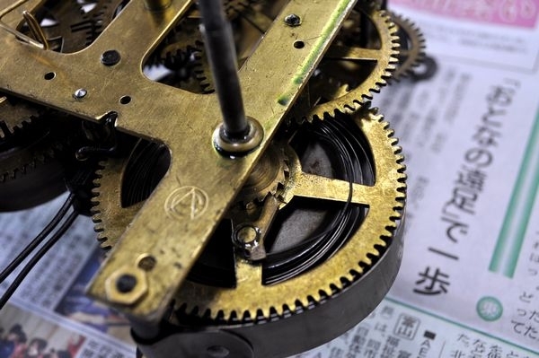 「朝日町より♪50年以上前のアイチ製大型ゼンマイ掛け時計の修理に苦戦(´・ω・｀)」