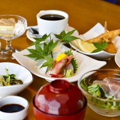 川西町にあるおしゃれなKITCHEN&BAR カリスマ