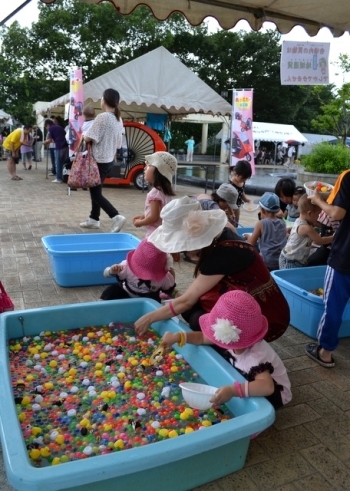 子どもたちが楽しむコーナー。<br>スパーボールすくい、輪投げ、風船。