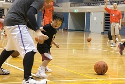 佐藤博紀選手の大ファンで、ガムを噛みながら練習するところまで真似ているという、なんとも可愛い5歳の男の子。お父さん相手に、しっかりスクリーンアウトしていますね。