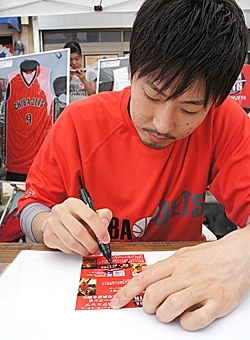 田中選手はサインするとき、割と真顔です。
