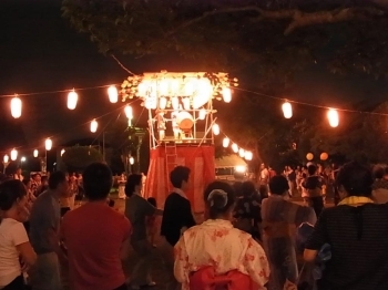 花火の後も盆踊りは続きます。