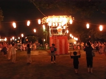 小さい子も輪に入って踊ります。