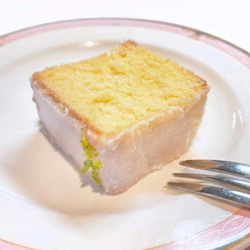 「🍋ウィークエンドシトロン🍋たっぷりのレモンを使ったグラスでコーティングされた バターケーキは、フランスの伝統的なお菓子です。」