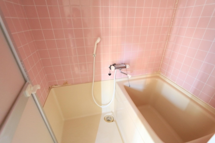 温冷混合栓付き浴室「白い床とネイビーブルーに癒されて」