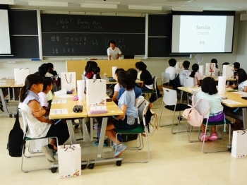 スクリーン映像を見ながら、真剣に勉強する子どもたち。やっぱり大学はちがうかな。