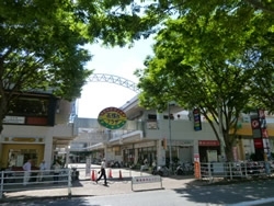 駅前にはエポカ高根台や、高根台プラザといった商店街があります。