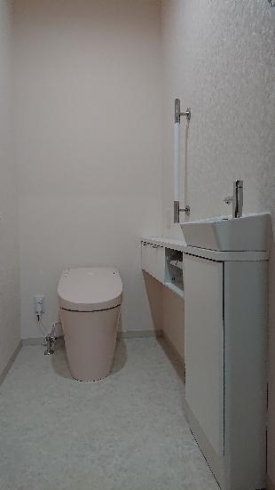 使いづらい吊り収納をなくしたトイレ空間「シニア世代の終の棲家・最後のリノベーション～リフォーム会社がご紹介するマンションリノベーションの施工例～」