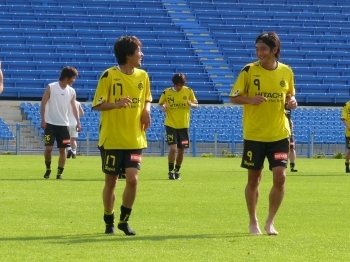 市立船橋高校卒の先輩・北嶋秀朗選手（右）と、後輩・永井俊太選手（左）。