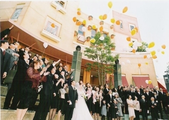 結婚式のバルーンシャワーは、噴水広場で行われるそうです。<br>一般のお客様にもお祝いしてもらえるなんて、素敵ですね！