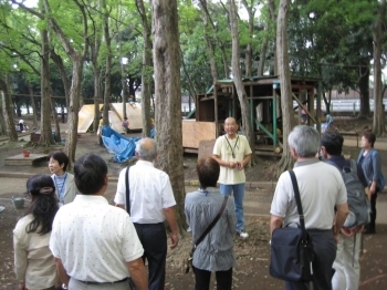 世田谷プレイパーク内で説明を聞きました（この直後に猛烈な雨）