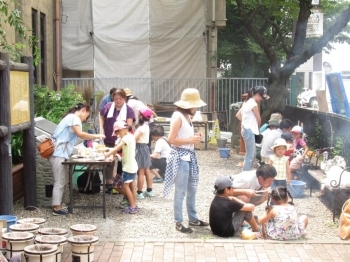 火起こしのあとは七輪を使って草加せんべいを焼きました。<br>醤油を塗って完成です！<br>