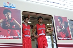こちらは左に佐藤博紀選手（SG・背番号0）、右に板倉令奈選手（SF・背番号18）<br>「あれ、僕らの写真はどこ？」
