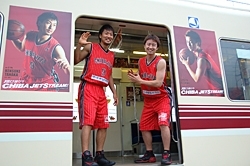 「あった、あった」<br>写真と同じポーズをとって、笑顔の田中選手と一色選手。