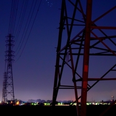 いな穂街道、春の夜空と新幹線の光の轍