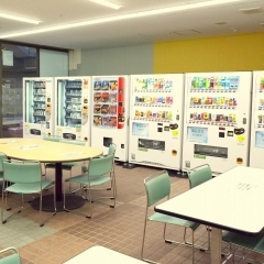 “けんかつ”の自販機型コンビニ