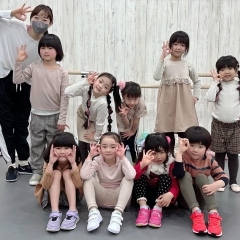 練習の成果を笑顔で発表☆キッズダンスクラスの『ミニ発表会』!曲はミックスナッツ(Official髭男dism)2023年3月4日(土)