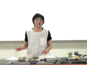講師は立川市生涯学習市民リーダーで管理栄養士の資格を持つ、小山すみ子先生。