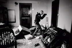 2008年世界報道写真大賞
アンソニー・スアウ氏
アメリカの経済危機..立ち退きを言い渡された住民が家に残っていないことを確認してまわる保安官ロバート・コール
（＝3月26日、オハイオ州クリーブランド）