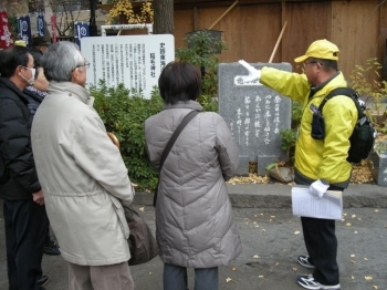 史跡の説明をしている様子