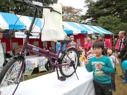 自転車を見事当てた男の子はそのまま自転車に乗り帰って行きました。