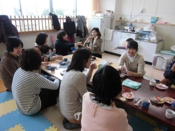 お菓子と紅茶でティータイム。子育ての悩みや赤ちゃんの月齢が近いので盛り上がり、ママ友ができたようです。