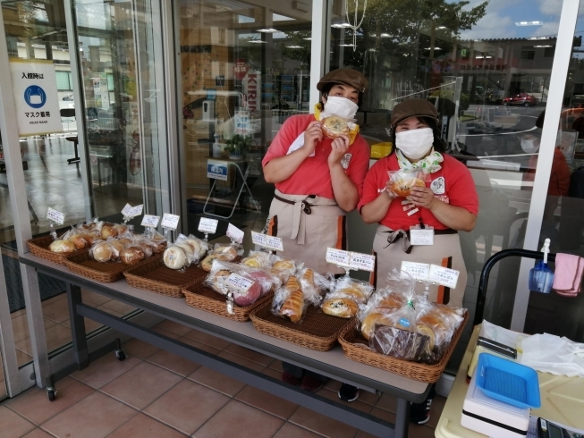 美味しいパンを販売する奥戸福祉館さん「愛情たっぷり美味しいパンを販売しています(^_^)///　　（平和橋自動車教習所）」