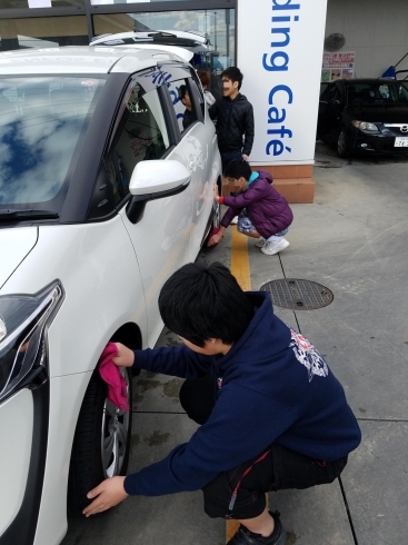 洗車　真剣に拭いています！「今年もお世話になりました(^-^)」