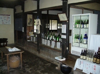 お酒の販売・展示スペースになっている。