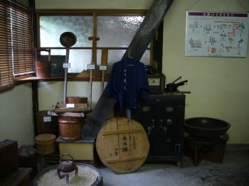 祖父の代まで使われていた日用品や、酒造りの道具も展示されている。