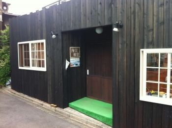 左から入ると陶芸教室、<br>右から入ると陶芸作品の展示スペース。