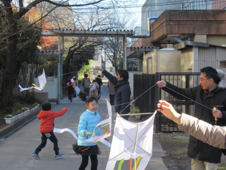 天候にも恵まれたため、完成した凧で凧あげをしました！<br>みなさん楽しそうに遊んでいます。<br>