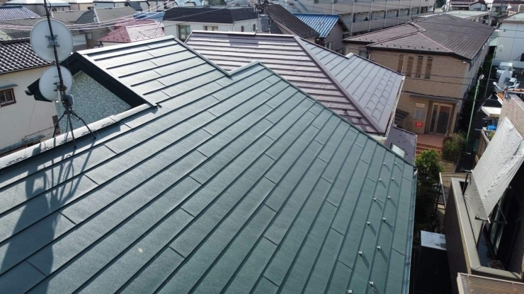 スーパーガルテクトでカバー工事を行ったあとの屋根「足立区青井で外壁をグラデーション塗装・コロニアルネオの屋根カバー工事を行いました！～外壁塗装専門店のユウマペイント市川店～」