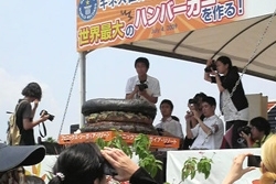 これが136.2kg、世界最大のハンバーガー！