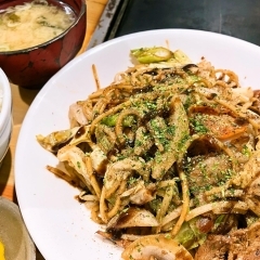 やっぱり白ご飯に合う焼きそば! 定食が最高!