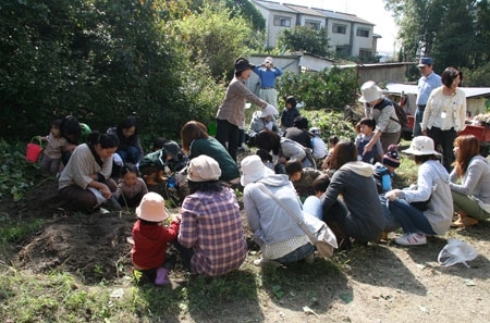 サロンから歩いて5分ほどのところにある畑へ出発！いいお天気にも恵まれました。<br>今回参加してくれた子ども達、お芋掘りなら「ぼく、わたしにお任せ！」という頼もしい元気キッズばかりです(^^)土の中の宝物を頑張ってみつけてね！<br><br>