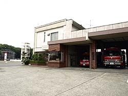 川崎市消防総合訓練場に併設されている<br>犬蔵出張所。<br>向かって右側が水槽付ポンプ車。