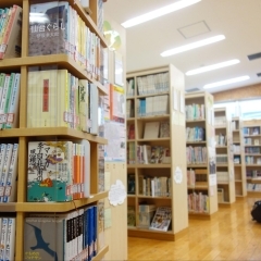 綺麗な校舎とたくさんの本が魅力