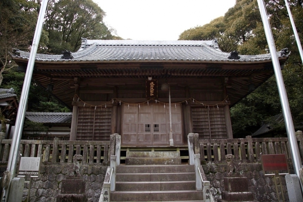 八ツ面山の中腹にある久麻久神社
