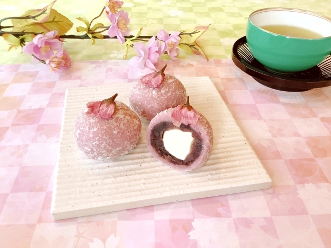 桜チーズ大福…230円「【店舗イベントのお知らせ】春・桜をイメージした、創作和洋菓子を期間限定で販売致します。」