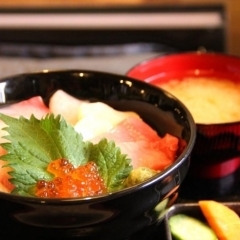 コスパ最強の豪華な海鮮丼! うお矢(うおまるや)の海鮮ランチ【勝田台駅】