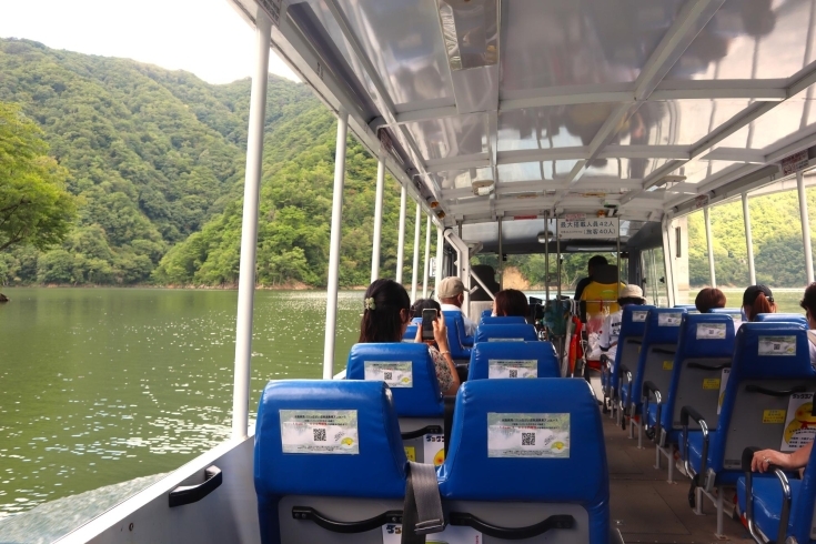 湖面は波もないので静かに進んで行きます！「長井ダムの水陸両用バスに乗ってきました！」