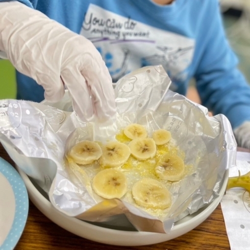 バナナを並べたよ🍌「あかとんぼでの創作おやつ☆ライスペーパーとバナナでクレープを作ったよ♪ 《子どもたちのお困り事を解決！高松市の児童発達支援・放課後等デイサービス》」