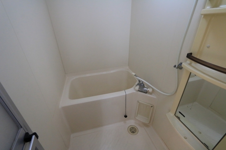 ユニットバスタイプの浴槽は鏡付き「ほのかな潮風を感じて」