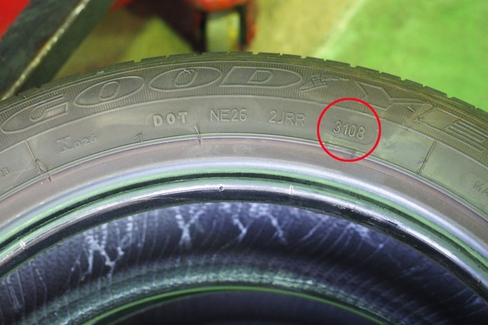 タイヤ製造年月日は赤丸部分で確認できます「車屋さんのまめ知識♪♪」