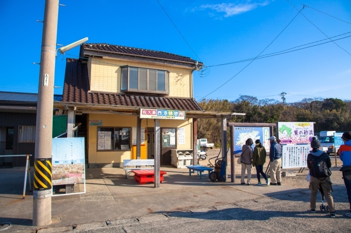 佐久島西港の休憩所