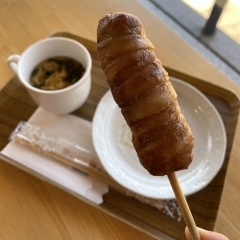 〈新メニュー〉肉巻きにぎりがメニューに新登場(新見美術館)