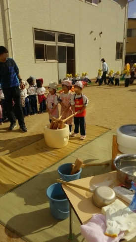 園児たちの餅つき「１２月３日「もちつき」　　１２月の子育て支援掲載中　明日４日は園庭開放」