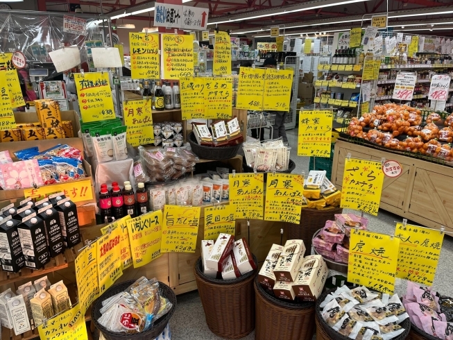 こだわり商品のコーナー「ショッパー桜川の店頭に一足早く桜のお菓子が増えてきました。」
